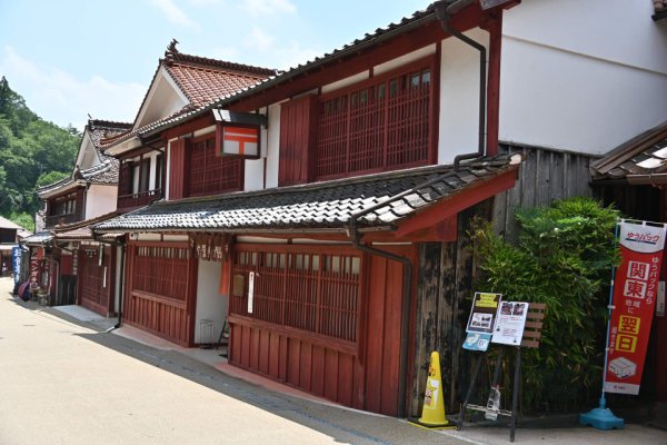 吹屋の街並み：ベンガラ色の郵便局