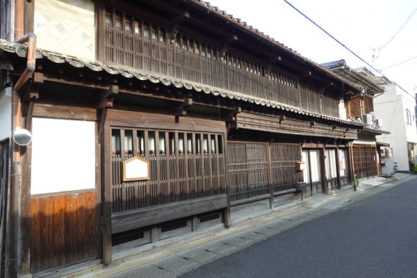 高梁市の町：格子造りの家