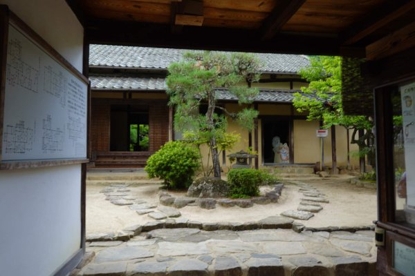 武家屋敷通り：旧折井家