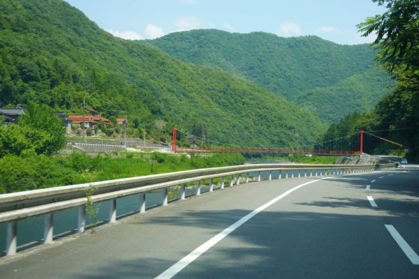 集落への吊り橋