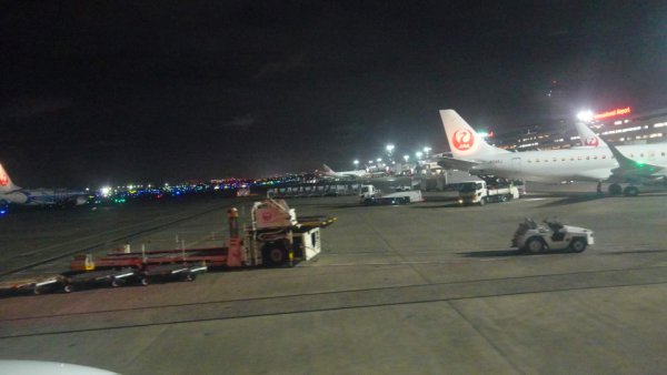 JAL242便：スポットに到着