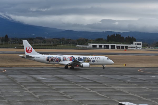 鹿児島空港(2)：J-AIRのユニバ塗装