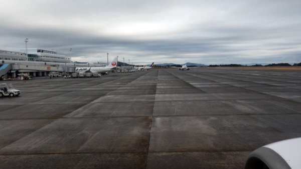 JAL641便：鹿児島空港スポットに到着