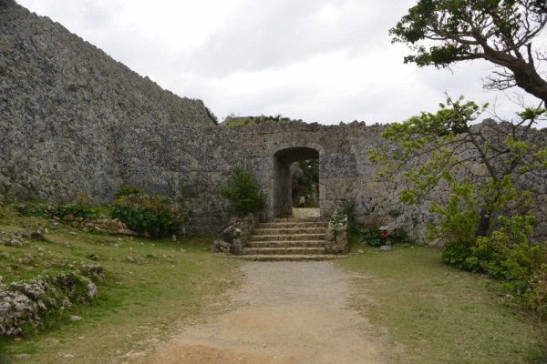 中城城跡(1)：裏門
