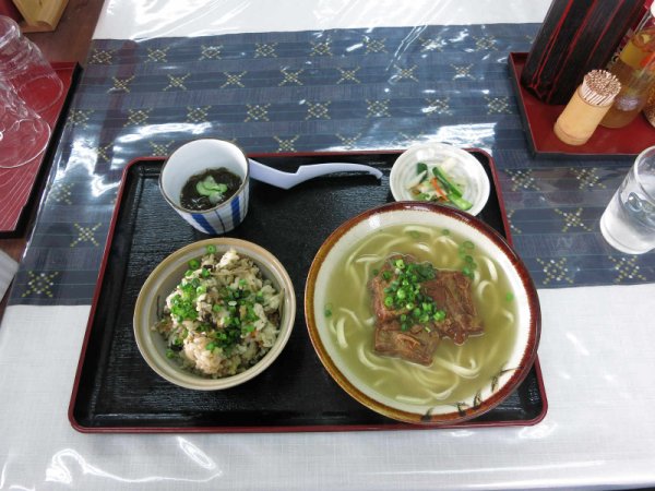 本部そば：昼食
