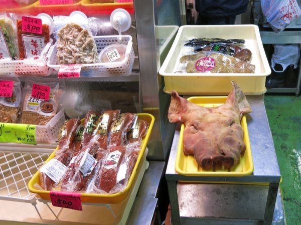 牧志公設市場(2)：肉屋さん