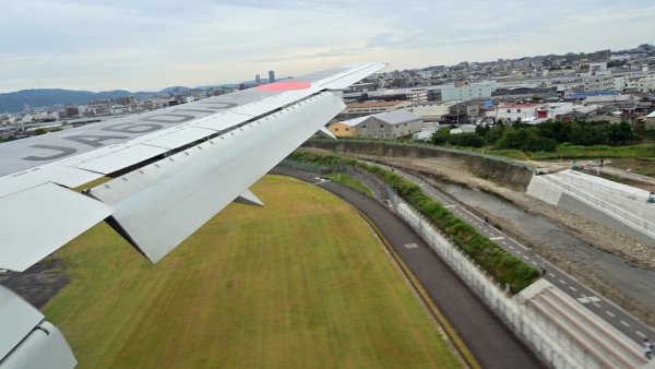 JAL103便：千里川土手を超え伊丹空港に