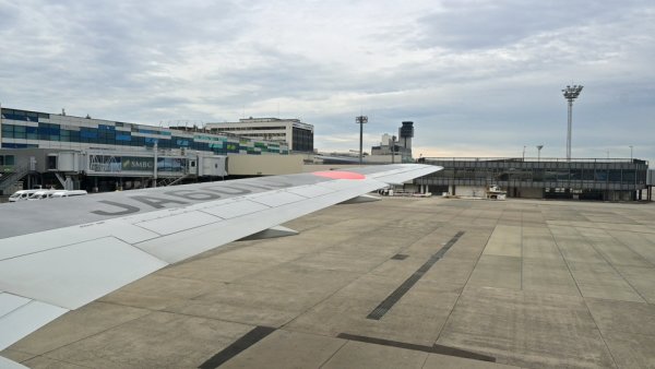 JAL103便：スポットに到着
