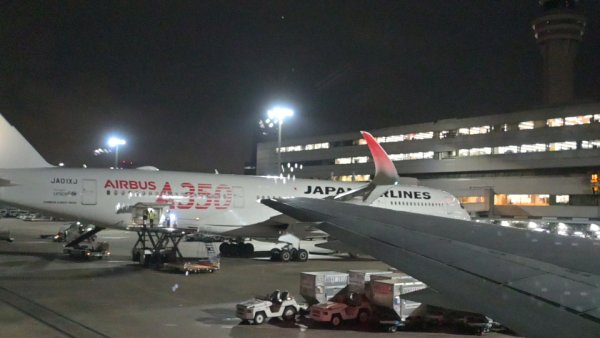 ＪＡＬ130便：スポットに到着