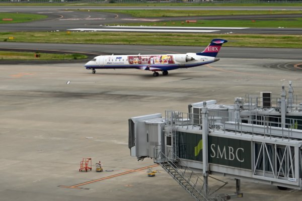 伊丹空港：IBEXのイーグルスジェット