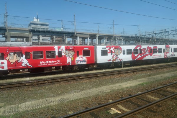 天神川駅：カープ電車