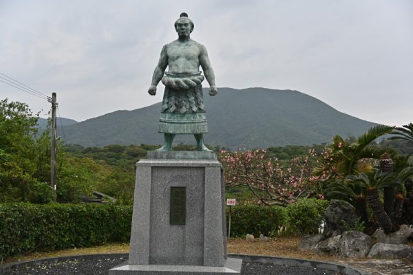 朝潮太郎記念館(2)：銅像