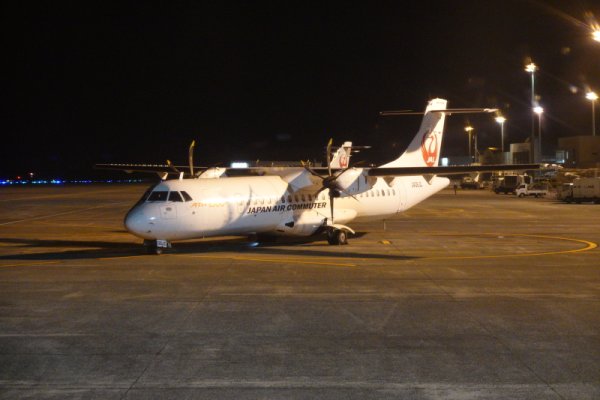 JAL654便の機内から(1)：隣のATR機