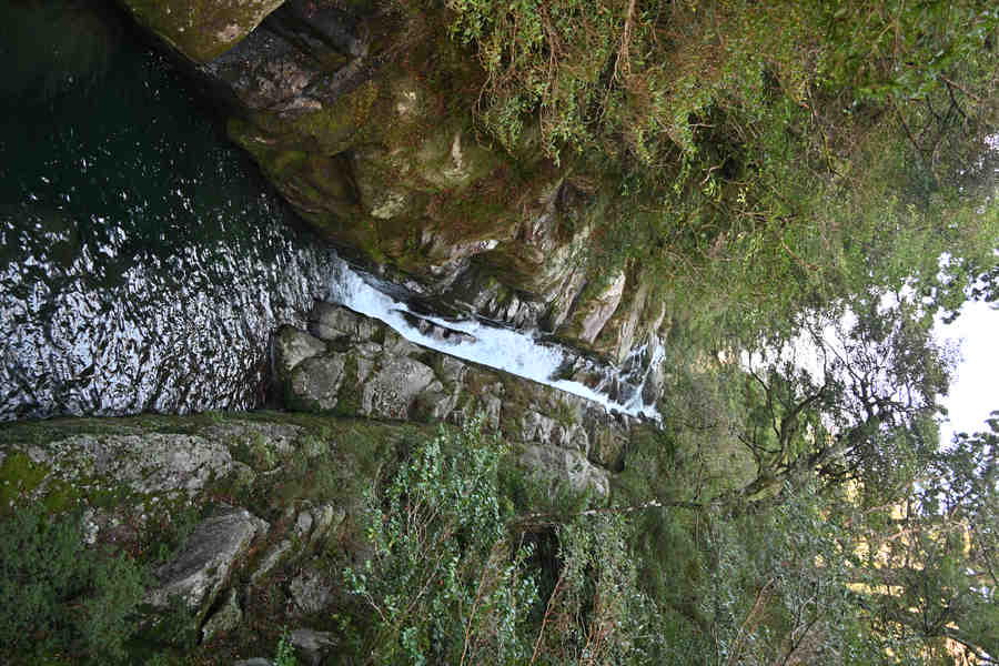 楠川歩道：激流
