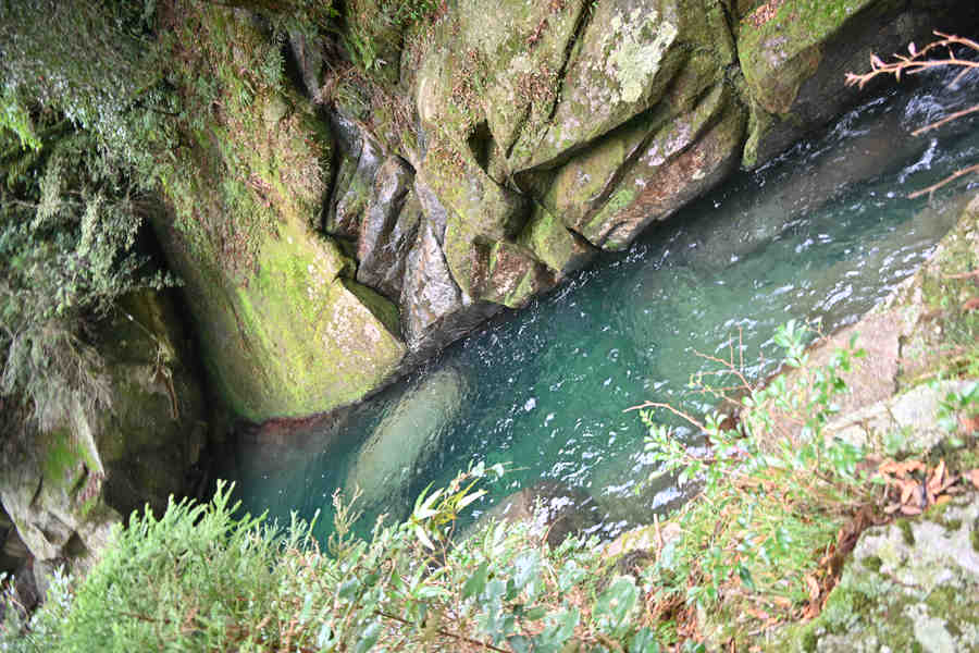 楠川歩道：白谷川の流れ