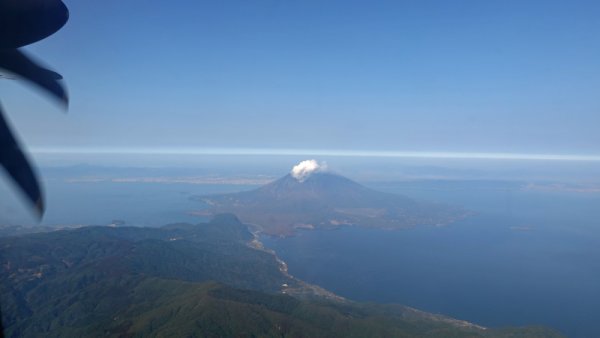 JAL3740便の機内から：桜島