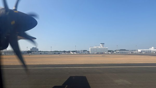 JAL3740便の機内から：滑走路上空
