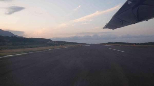 JAL3755便の機内から：RWY32エンド