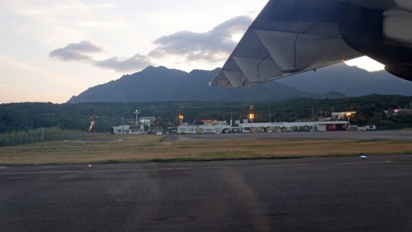 JAL3755便の機内から：ターミナルビル