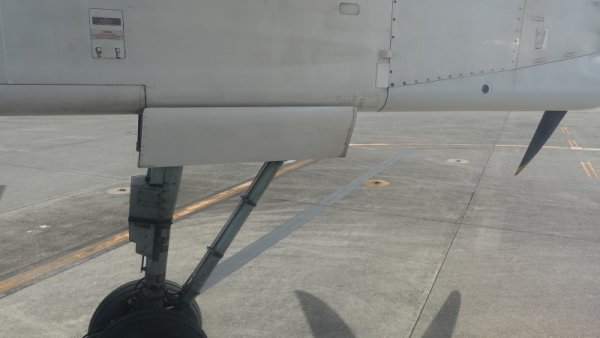 RAC831便の機内から(1)：エプロンにて