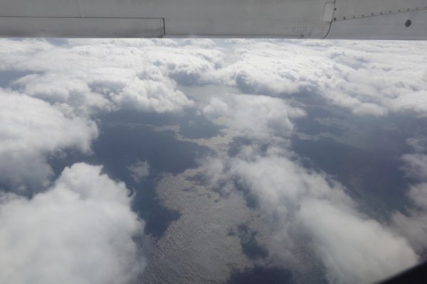 RAC831便の機内から(9)：雲間からの海面