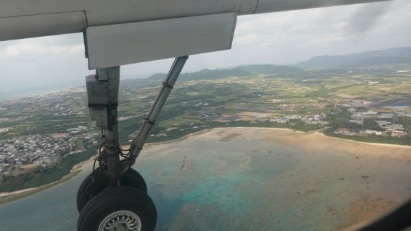 RAC831便の機内から(10)：宮良湾