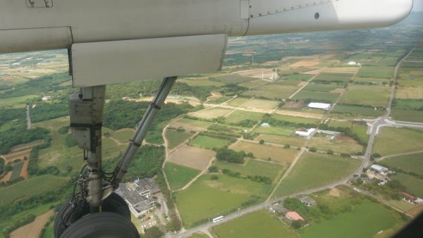 RAC831便の機内から(11)：石垣島に上陸
