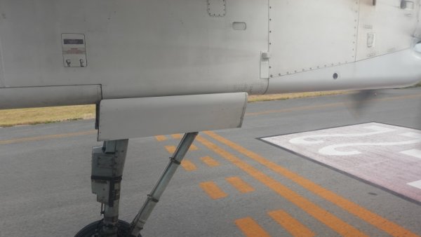 RAC831便の機内から(12)：滑走路から誘導路