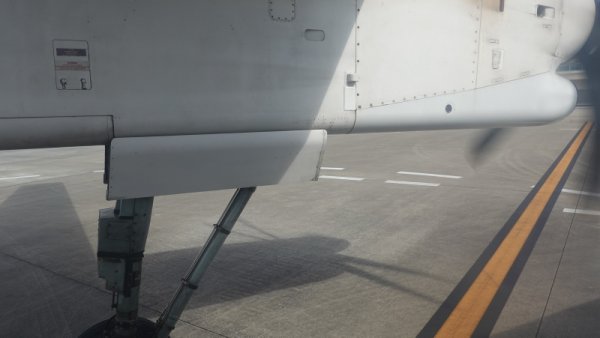 RAC834便の機内から(1)：エプロンから