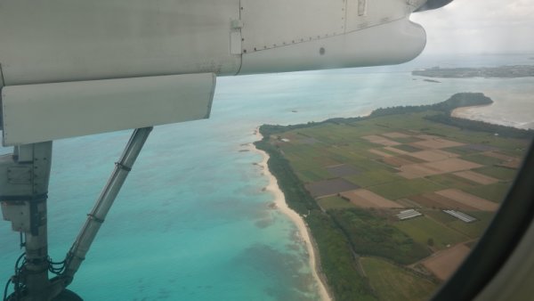 RAC834便の機内から(6)：与那嶺ビーチ